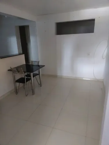Alugo Apt. de dois quartos !! Sala cozinha ! Área de serviço! Piso em porcelanato !!