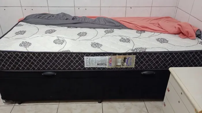 CAMA BOX COM BAÚ PRETA - ACOMPANHA COLCHÃO - USADO EM ESTADO DE NOVO