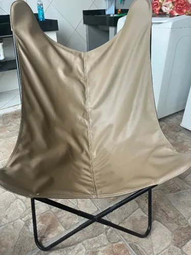 Poltrona com capa de couro