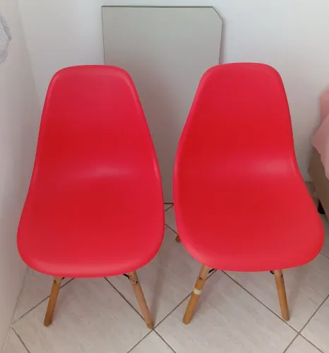MESA PARA COZINHA DOBRÁVEL COM 2 CASEIRAS PÉ DE PALITO 