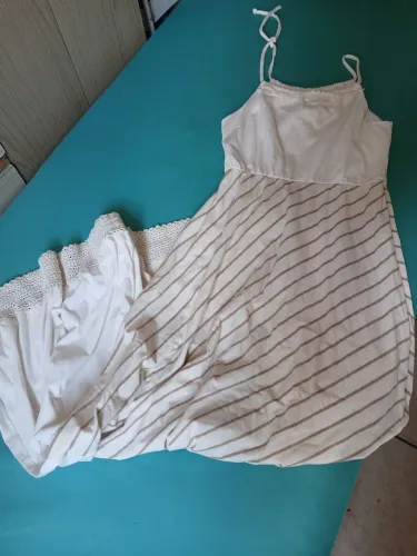 Vestido (G) e casaquinho em tricô (M)