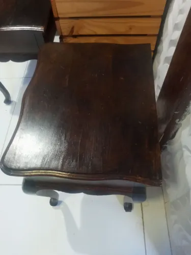 Mesinha de cabeceira antiga no bairro cardoso