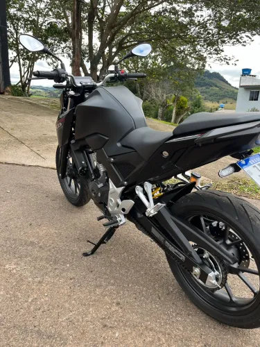 Vende-se CB 300f Twister