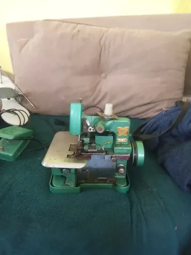 Máquina de costura overlock chinesinha