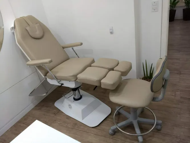 Cadeira de Podologia e carrinho auxiliar