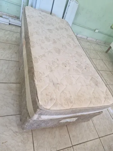 Cama de solteiro com colchão 