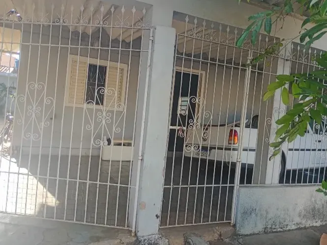 Casa no Jussara 250m total, 124m construída, 3 quartos, 2 banheiros, garagem 3 carros