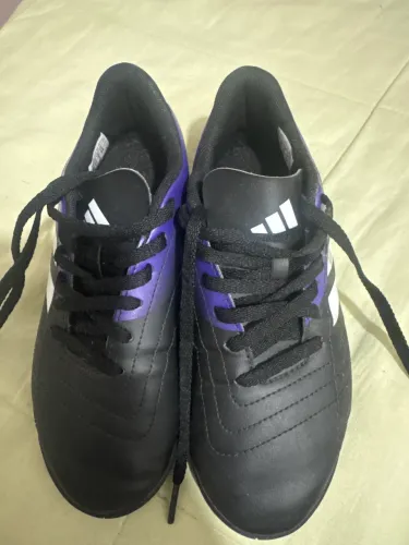 Chuteira adidas preta