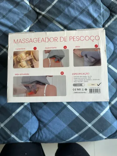 Massageador de ombros na caixa