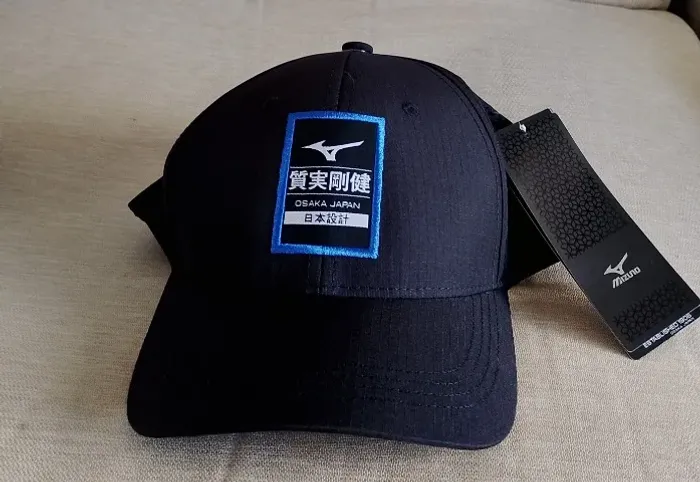 Boné novo super prático, elegante da marca mizuno, ideal para todos os esportes.