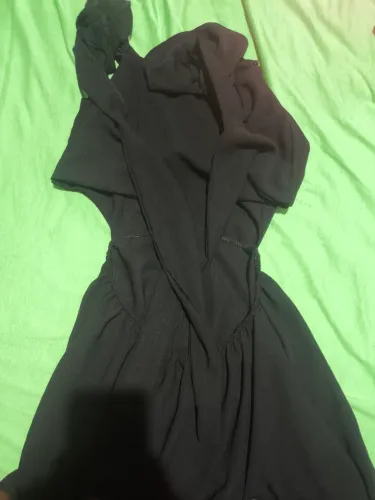 vestido preto curto com babados. tamanho M