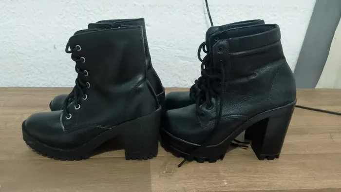 Botas plataforma com cadarço salto alto
