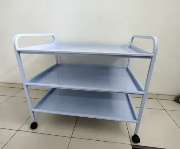 Carro com três bandeja esmaltado com rodizio