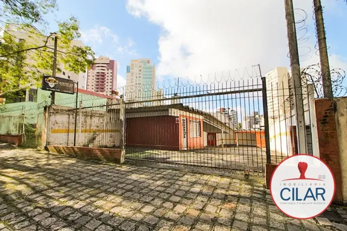 Terreno à venda no Alto da Glória, Curitiba. Ótima localização.