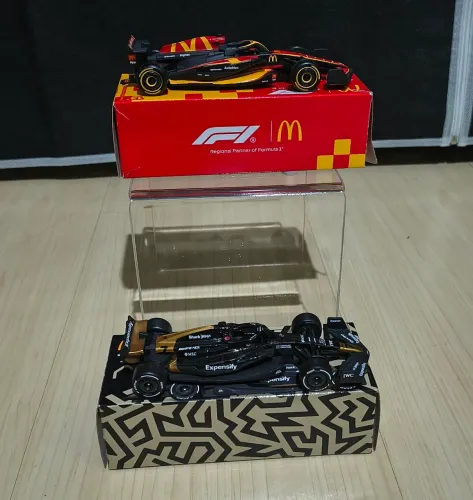 2 carrinhos F1 McDonald's 