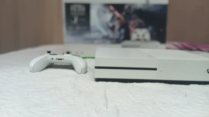Xbox One S com defeito (Solda Fria) - Ótimo para conserto ou retirada de peças