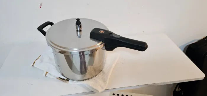 Panela De Pressão TRAMONTINA Inox 6l Fundo Triplo Brava Cor Prateado