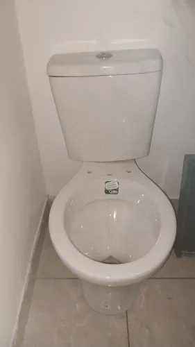 "Kit Banheiro: Vaso Sanitário Com Caixa Acoplada E Pia Com Gabinete"