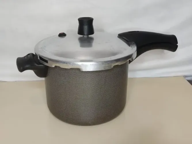 Panela a pressão Rochedo de 4,5L e fechamento externo