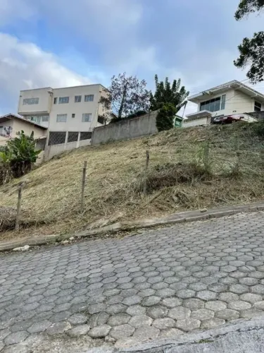 TERRENO DE 650m² NA TRINDADE À 600 METROS DA UFSC