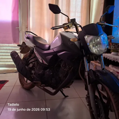 Moto muito nova de uso baixa quilometragem nunca foi traçada nem huma peça