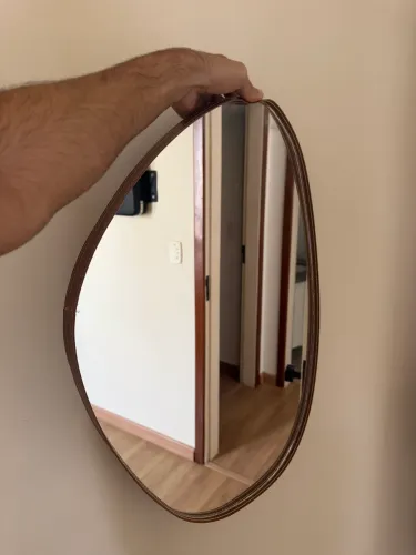 Espelho Decorativo Orgânico em Couro 