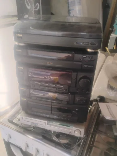 Vendo som toca disco toca fita , não tem as caixas de som só aparelho mesmo