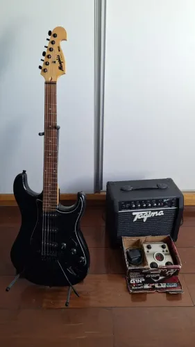 Kit Guitarra Tagima Memphis MG32 Seminova + Ampli + Pedaleira Zoom + Acessórios
