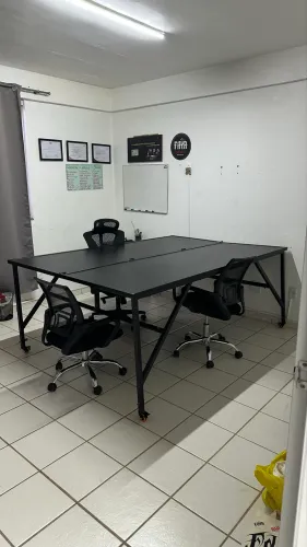 Mesa grande com 04 Rodinhas
