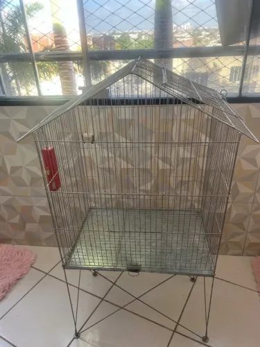 Gaiola grande em formato de casa 