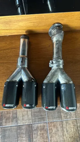 Par de Ponteiras Escapamento 3.5 Dupla Linha em Fibra de carbono Akrapovic