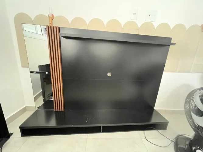Painel preto fosco com detalhe amadeirado