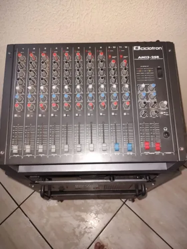 Som completo, mesa de 12 canais, amplificador, caixas