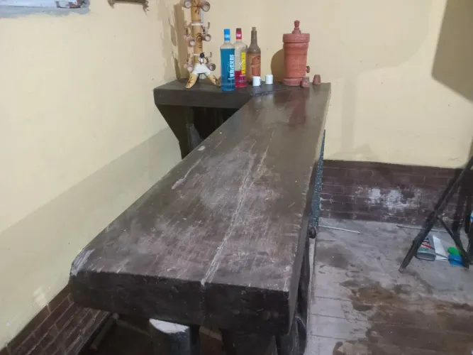 Bar de madeira maciça