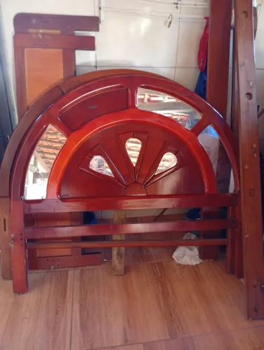 Vendo uma cama de casal de madeira!