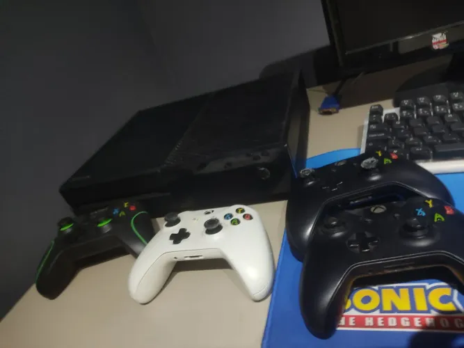 Vendo Xbox one fat com 3 controle com defeito e 1 controle paralelo 