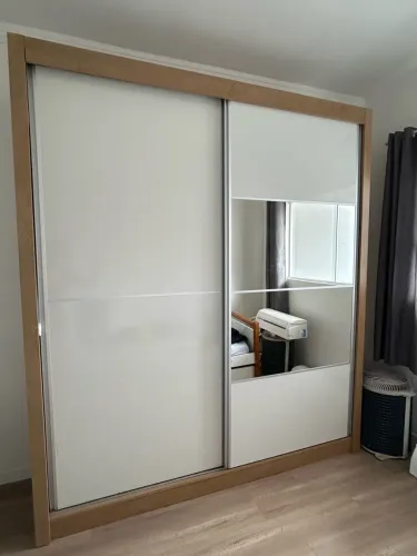 Vendo guarda roupa casal com espelho