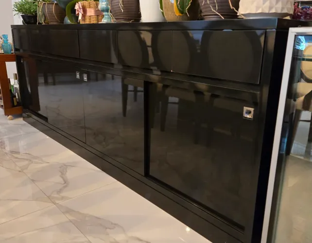 Buffet em laca preto