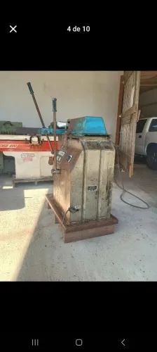 Máquina furadeira
