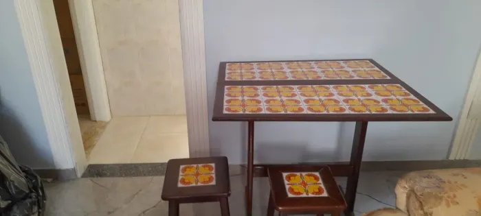 Mesa dobrável de madeira com tampo de azulejos decorativos