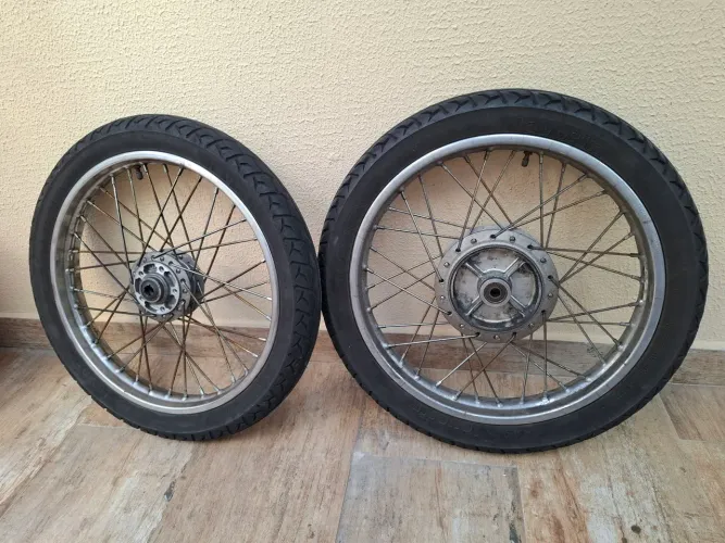 Rodas originais cg titan  em ótimo estado  sem amassados com pneus  bons.