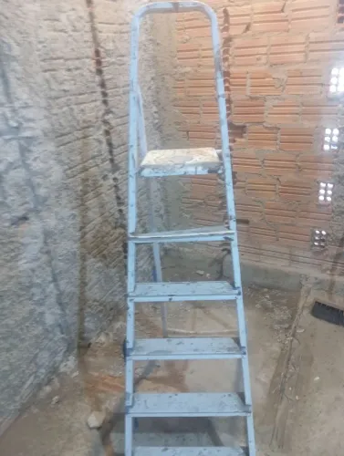 Vendo uma escada de 5 degraus de ferro 
