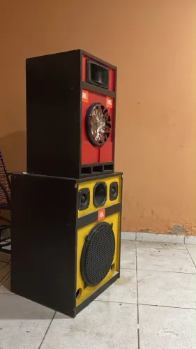 Vendo duas caixas de som uma fone de 15 outra de 10 em perfeito estado de uso