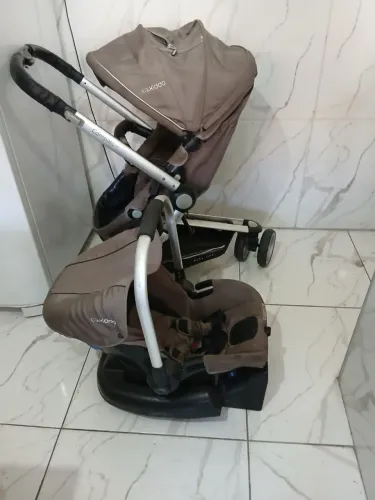 Carrinho com bebê conforto