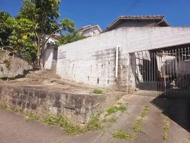 Estreito terreno Rua Heitor Blum