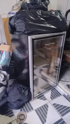 Este é um frigobar Brastemp Club com porta de vidro de 120 litros.