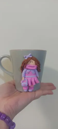 Caneca com boneca de biscuit, nova. Produto artesanal. 