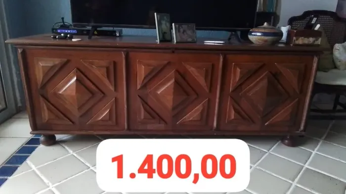 Rack/Balcão de Madeira Maciça com Design Clássico