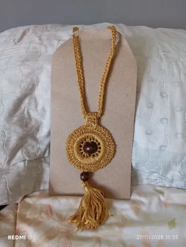 Colar dourado com crochê 