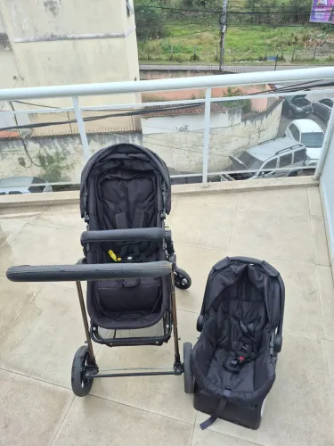 Carrinho de bebê galzerano com bebê conforto e suporte de carro